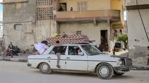 Gaza | Eine palästinensische Familie mit ihren letzten Habseligkeiten 