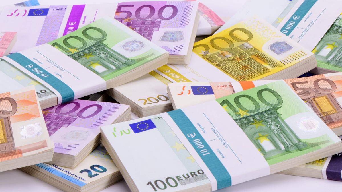 Mehrere Bündel Euroscheine.  | Wer hat gewonnen? Jetzt auf alle Fälle die Staatskassa …
