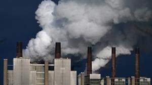Aus den Schornsteinen des deutschen Kohlekraftwerks Neurath steigen dicke Rauchwolken auf. „Selbst wenn wir die Erneuerbaren Energien verdreifachen und die Energieeffizienz verdoppeln, so emittieren wir doch weiterhin CO<sub>2</sub> durch das Konsumwachstum“, sagt Sandrine Dixson-Declève.