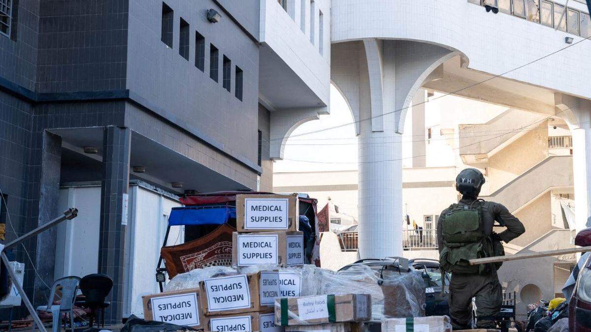 Ein Foto der israelischen Armee zeigt einen Soldaten vor dem Spital. In den Kartons daneben sollen sich Medikamentenlieferungen befinden.