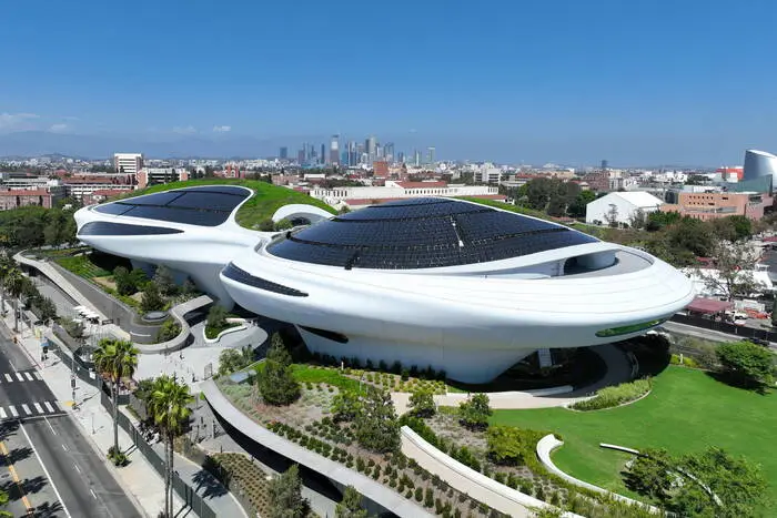 Das Museum in Los Angeles wird fast immer mit einem Raumschiff verglichen, der Entwurf stammt vom chinesischen Architekten  Ma Yansong.