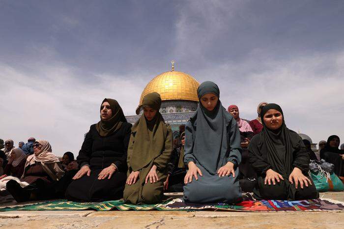 Muslimische Gläubige beten vor der Al-Aksa-Moschee in Jerusalem. Ostern fällt in diesem Jahr mit dem Ramadan zusammen