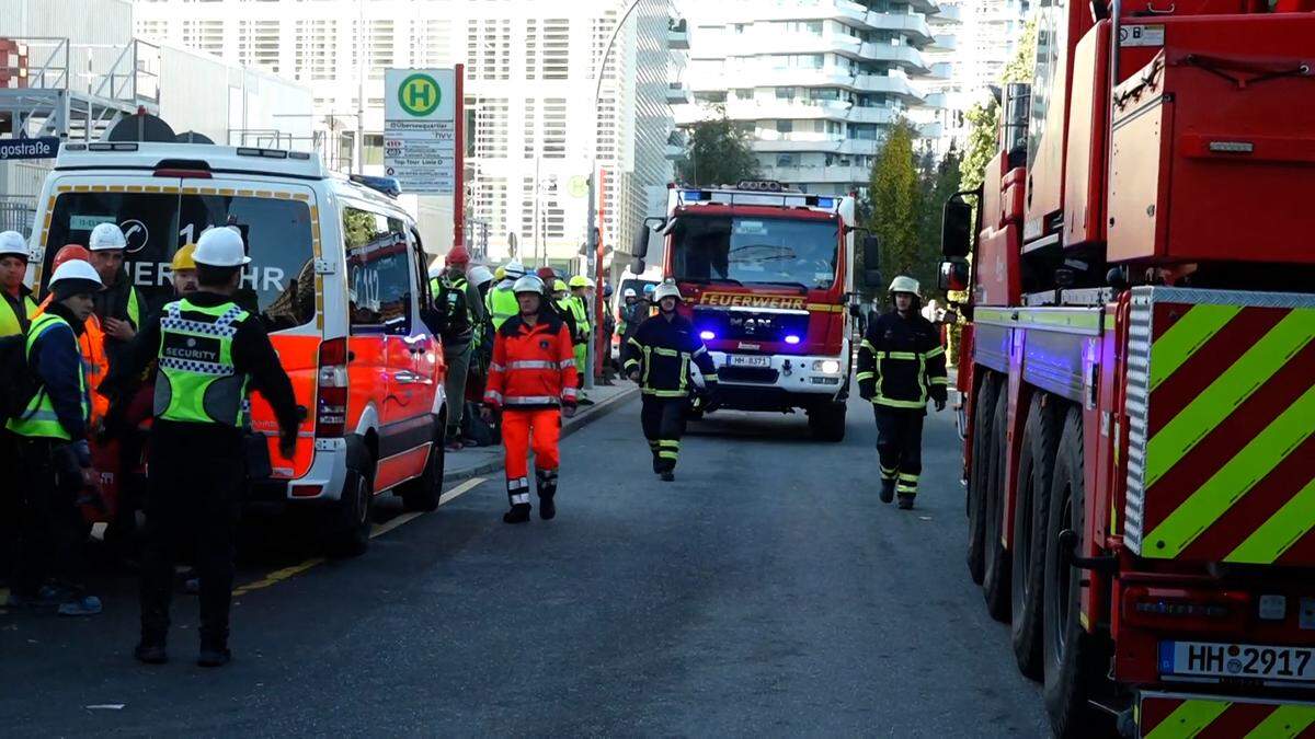 Insgesamt waren rund 150 Rettungskräfte im Einsatz, darunter Höhenretter und ein Technischer Zug der Freiwilligen Feuerwehr