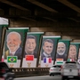Die G20-Staats- und Regierungschefs lachen entlang einer südafrikanischen Autobahn von den Plakaten. Chinas Präsident Xi Jinping ist aber gar nicht nach Johannesburg gekommen