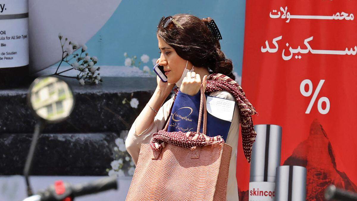 Eine Frau in Teheran wagt sich ohne Kopftuch auf die Straße. Ein gefährliches Unterfangen, denn die Sittenwächter gegen wieder deutlich offensiver gegen Verstöße gegen die islamische Kleiderordnung vor.