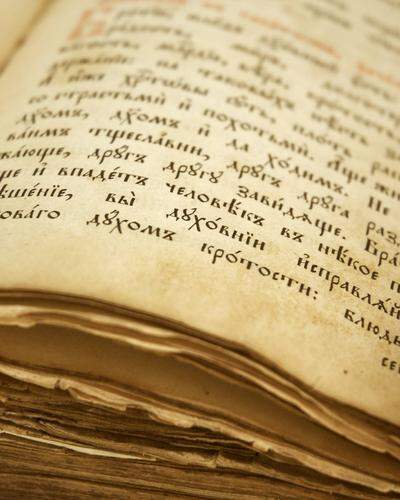 Eine Bibel in kyrillischer Schrift | Russisch soll in Lettland nicht mehr als zweite Fremdsprache unterrichtet werden.