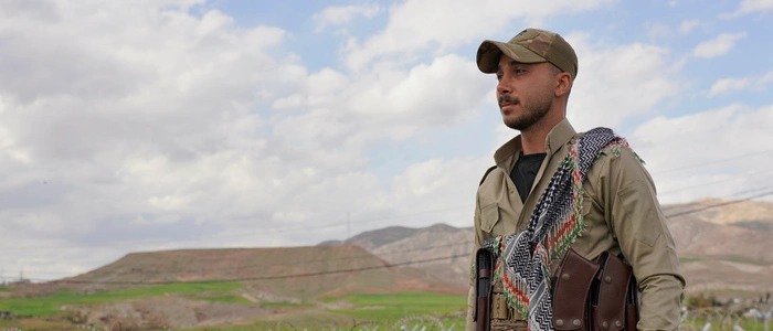 Ein Milizionär der Demokratische Partei Iranisch-Kurdistans PDKI bewacht einen Checkpoint im nordirakischen Erbil