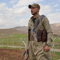 Ein Milizionär der Demokratische Partei Iranisch-Kurdistans PDKI bewacht einen Checkpoint im nordirakischen Erbil