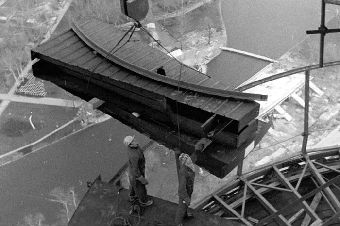 Der Architekt Hannes Lintl, der federführend für den Entwurf verantwortlich war, wählte eine Formsprache, die sich an Fernsehtürmen in anderen Städten wie Stuttgart oder Toronto orientierte. Allerdings wurde der Donauturm nie für TV-Übertragungen genutzt, sondern war von Anfang an vor allem für Freizeit, Erholung und Aussicht gedacht.