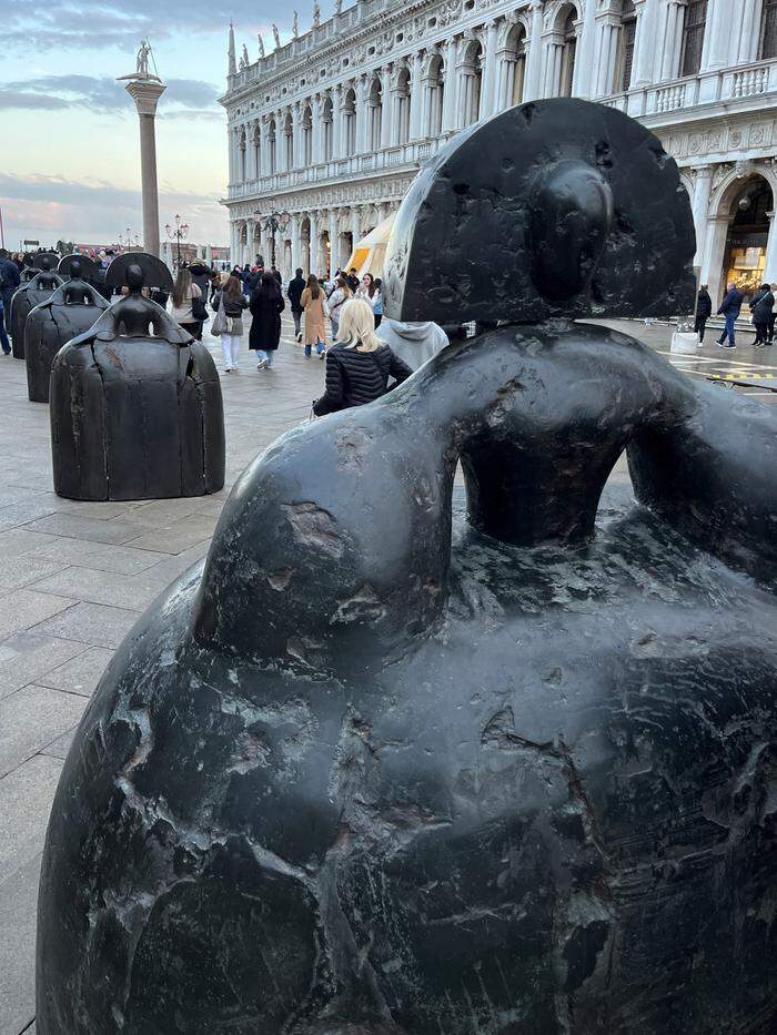 Zwölf wuchtige Skulpturen des Künstlers Manolo Valdéz verengen auf der Piazzetta drei Monate lang den Raum und symbolisieren vorab die Menschenschlangen, die sich ab 25. April an den neuen Kontrolltoren am Stadteingang beim Bahnhof Santa Lucia und am Piazzale Roma stauen werden