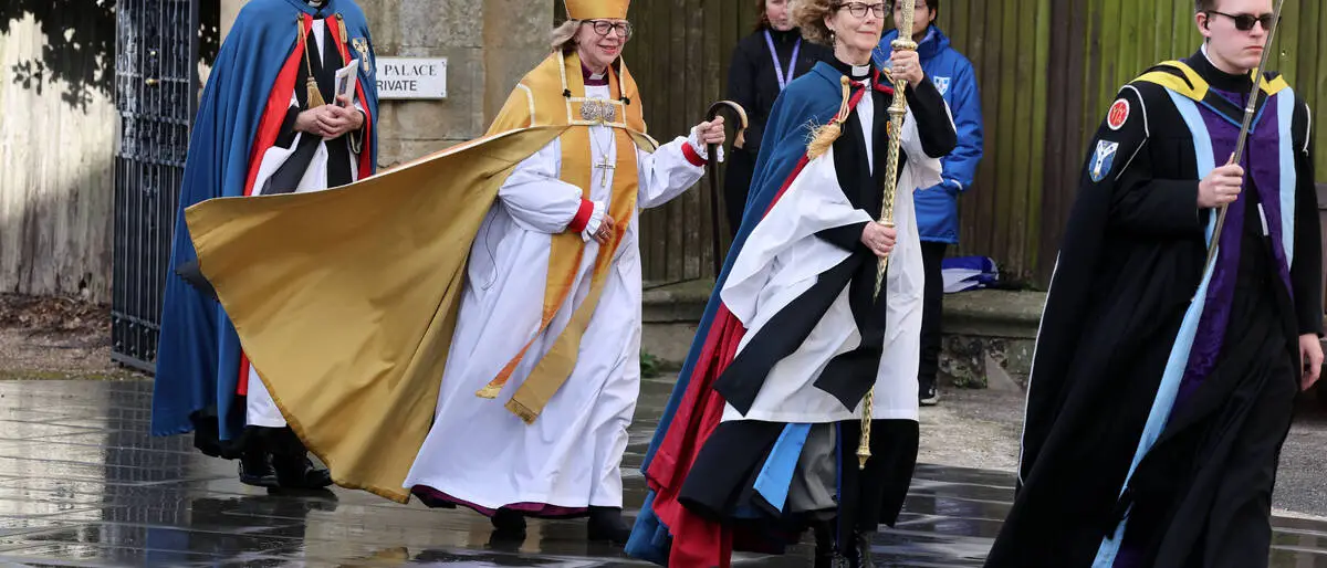 Mit der Wahl Sarah Mullallys zur Erzbischöfin von Canterbury ist die Leitung der „Church of England“ nun erstmals an eine weibliche Repräsentantin übergegangen. Unangefochten ist diese Rolle allerdings nicht.