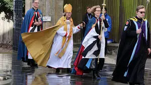 Mit der Wahl Sarah Mullallys zur Erzbischöfin von Canterbury ist die Leitung der „Church of England“ nun erstmals an eine weibliche Repräsentantin übergegangen. Unangefochten ist diese Rolle allerdings nicht.