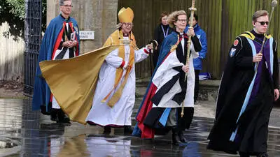 Mit der Wahl Sarah Mullallys zur Erzbischöfin von Canterbury ist die Leitung der „Church of England“ nun erstmals an eine weibliche Repräsentantin übergegangen. Unangefochten ist diese Rolle allerdings nicht.