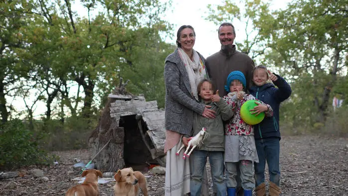 Die Eltern Catherine Birmingham und Nathan Trevaillon verfolgten mit der selbst gewählten Isolation im Wald einen radikalen, alternativen Lebensentwurf. Ein Jugendgericht schritt im November 2025 ein und ließ die Kinder in ein Heim bringen