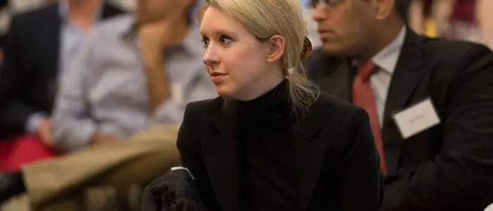 2022 wurde Elizabeth Holmes wegen des Betrugs zu elf Jahren und drei Monaten Haft verurteilt, die sie 2023 antrat. Die Fragen, was Holmes antrieb, beschäftigen bis heute.