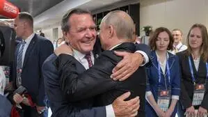 Schröder und Putin verbindet eine langjährige Freundschaft. Kurz nach der russischen Invasion in der Ukraine reiste der deutsche Altkanzler nach Moskau, die Vermittlungsmission blieb allerdings erfolglos