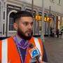 Rizwan Javed (33) spricht in einem Bahnhof Warnweste gekleidet in das Mikrofon eines TV-Reporters. | Rizwan Javed will die Berichterstattung nutzen, um auf die Wichtigkeit mentaler Gesundheit aufmerksam zu machen 
