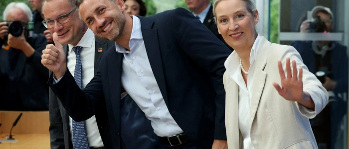 Ulrich Siegmund und die beiden Parteichefs Alice Weidel und Tino Chrupalla bestreiten in Berlin in gelöster Stimmung ihre Medientermine