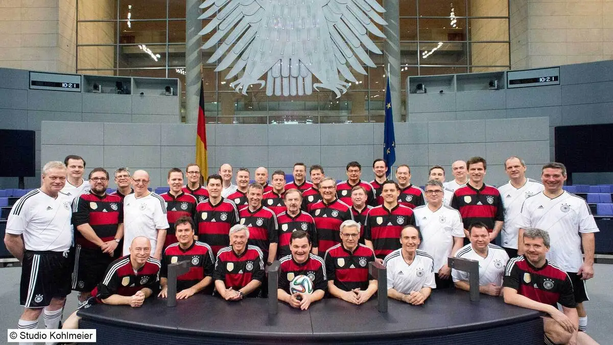 Die Parlaments-Fußballmannschaft „FC Bundestag“ spielt seit mehr als 50 Jahren gemeinsam.