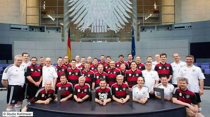 Die Parlaments-Fußballmannschaft „FC Bundestag“ spielt seit mehr als 50 Jahren gemeinsam.