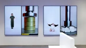 Im Museum sind auch zwei von Sarah McCreanors populärsten Clips zu sehen. Das Zerdrücken einer Avocado-Dose und die zerstampften Schaumküsse