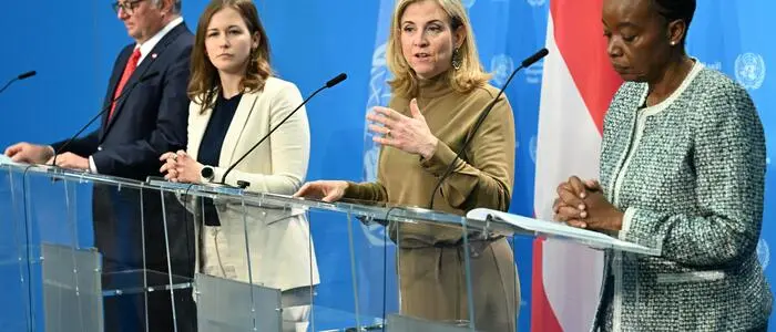 Staatssekretär Jörg Leichtfried (SP), Europaministerin Claudia Bauer (VP), Außenministerin Beate Meinl-Reisinger (NEOS) und die Generaldirektorin des Vienna International Centre (VIC) Monica Juma beim Pressefoyer im Rahmen des Ministerrats in der UNO-City