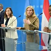 Staatssekretär Jörg Leichtfried (SP), Europaministerin Claudia Bauer (VP), Außenministerin Beate Meinl-Reisinger (NEOS) und die Generaldirektorin des Vienna International Centre (VIC) Monica Juma beim Pressefoyer im Rahmen des Ministerrats in der UNO-City