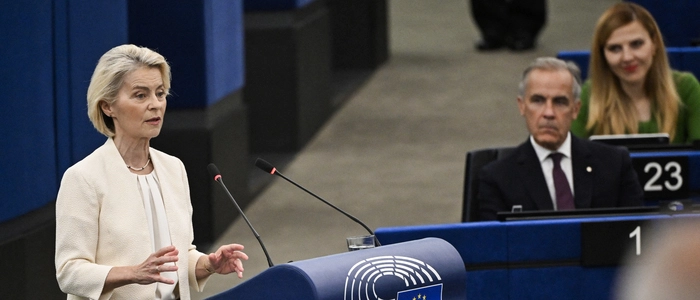 Kanadas Premier Mark Carney sitzt bei von der Leyens Rede zwar nicht fußfrei, aber doch in der ersten Reihe