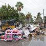 In Florida bereitet man sich auf „Milton“ vor. Dafür müssen in Clearwater Beach auch die Straßen freigemacht werden, die nach Hurrikan „Helene“ oft noch mit Trümmern übersät sind