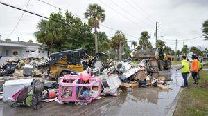 In Florida bereitet man sich auf „Milton“ vor. Dafür müssen in Clearwater Beach auch die Straßen freigemacht werden, die nach Hurrikan „Helene“ oft noch mit Trümmern übersät sind