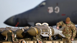 Ein B-1 Lancer Bomber der US-Luftwaffe wird auf einer britischen Luftwaffenbasis für einen Einsatz gegen den Iran vorbereitet 