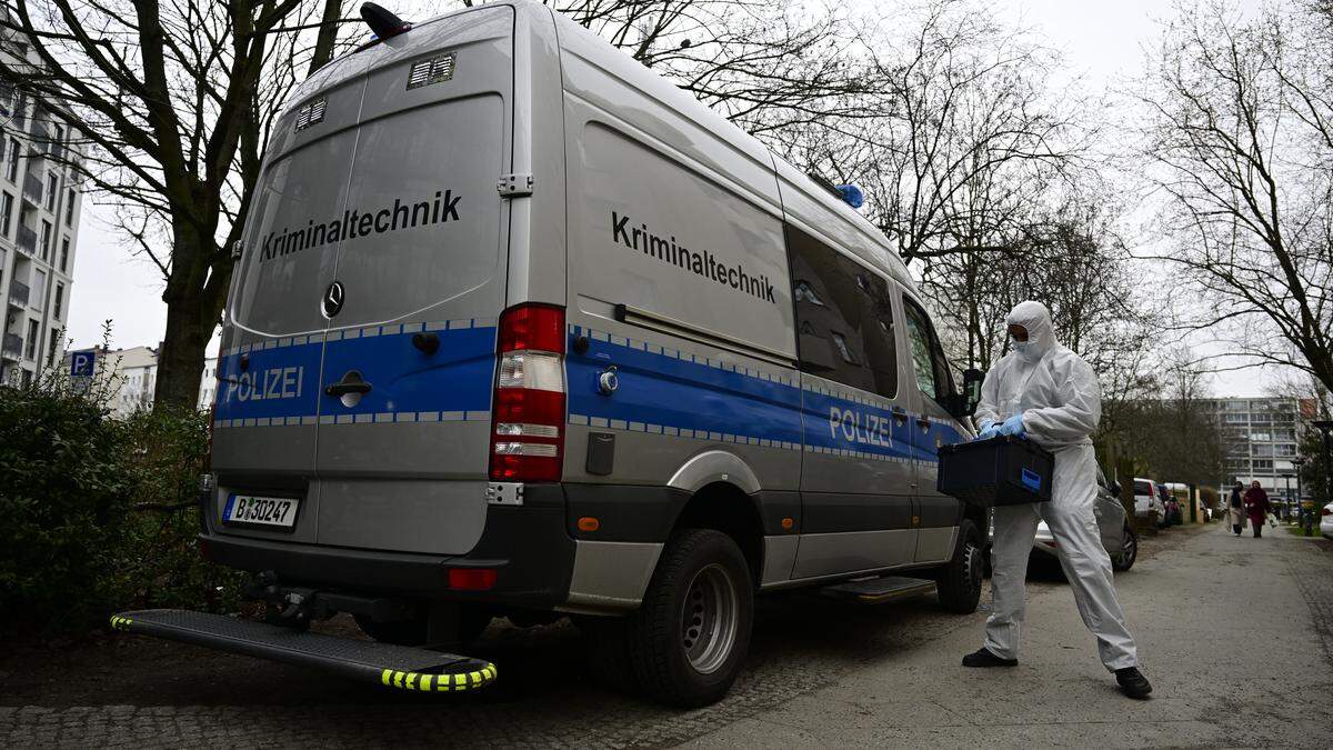 Spezialkräfte der deutschen Polizei sichern seit Dienstag Klettes Wohnung.