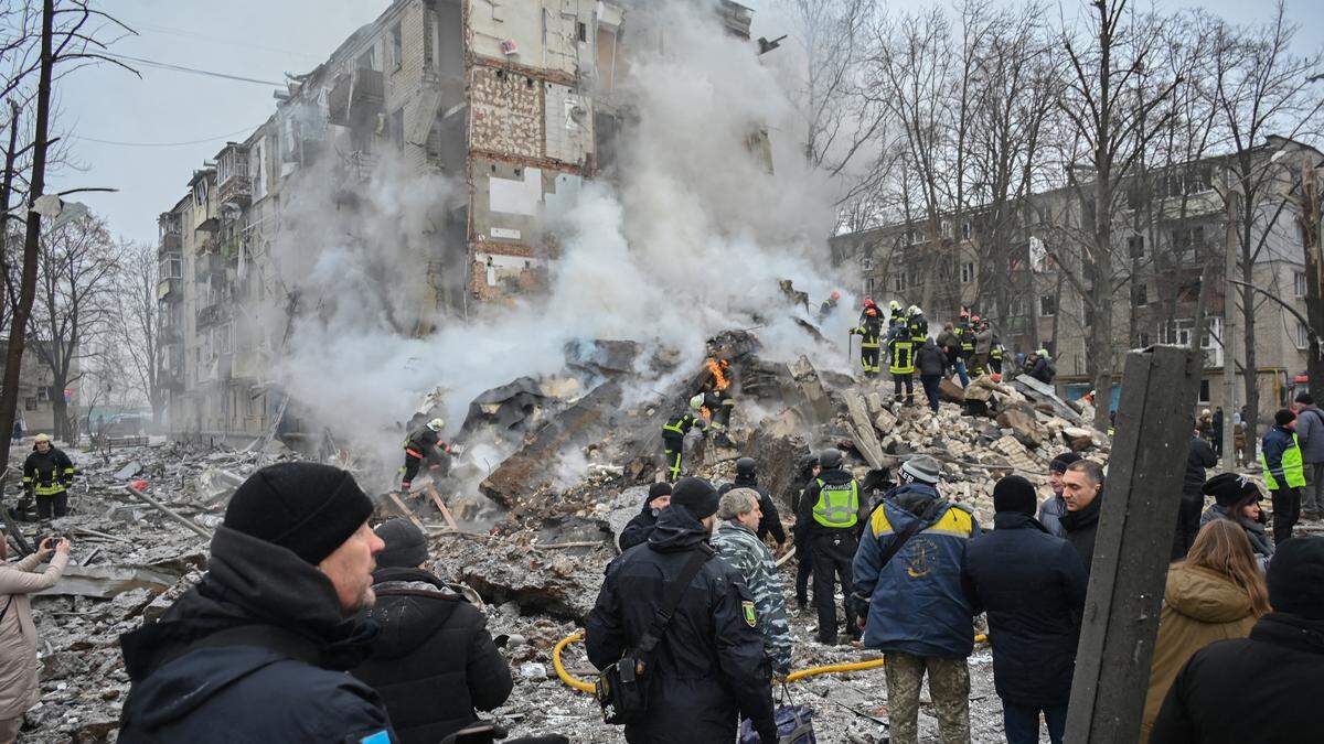 Ukraine | Ukrainische Rettungsdienste am Ort eines Raketenangriffs, der im Jänner stattfand. 