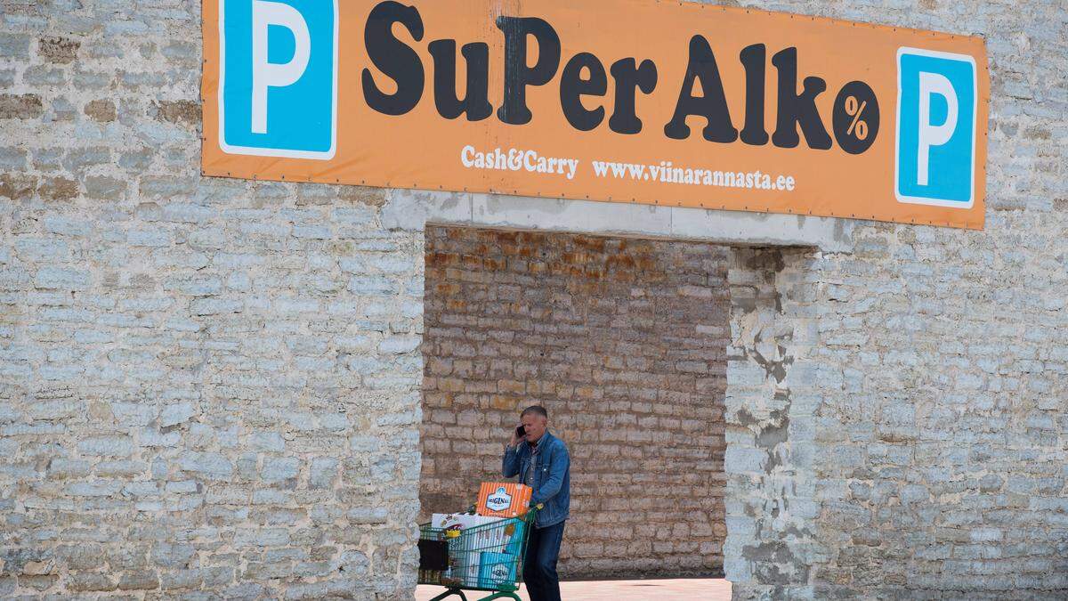Ein finnischer „Alktourist“ in Estland: Hochprozentiges erhält man dort nämlich nicht im staatlichen Monopolgeschäft, wie es in Finnland bisher üblich war, sondern in jedem Supermarkt