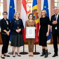 Maia Sandu und Außenministerin Beate Meinl-Reisinger bei der Übergabe des Csoklich-Preises. Daneben auf dem Bild die Styria-Delegation mit Doris Helmberger-Fleckl (Chefredakteurin Furche), Elisabeth Stein-Hölzl (Styria-Buchverlag) und Hubert Patterer (Herausgeber Kleine Zeitung)