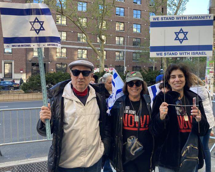 „We stand with Israel“: Diese Protestierenden setzen sich für die Freilassung der Geisel, die sich immer noch in der Gewalt der Hamas befinden, ein