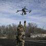 Ein ukrainischer Soldat startet eine Drohne