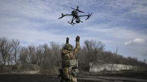 Ein ukrainischer Soldat startet eine Drohne