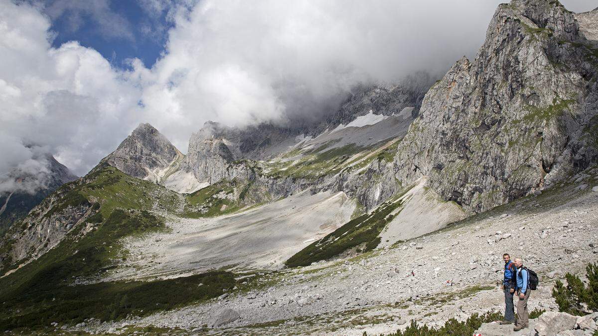 Durchs Tor am Fuße der Dachsteinsüdwand