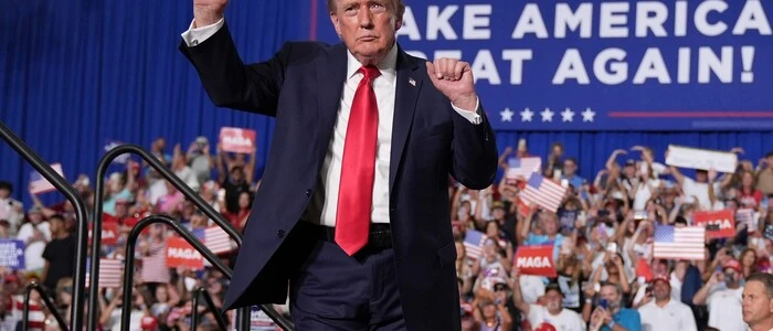 Donald Trump will in den kommenden zwei Monaten vermehrt Wahlkampf für seine Partei machen. Manche Republikaner in besonders umkämpften Wahlkreisen sehen das als Drohung.