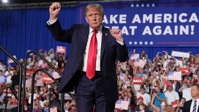 Donald Trump will in den kommenden zwei Monaten vermehrt Wahlkampf für seine Partei machen. Manche Republikaner in besonders umkämpften Wahlkreisen sehen das als Drohung.