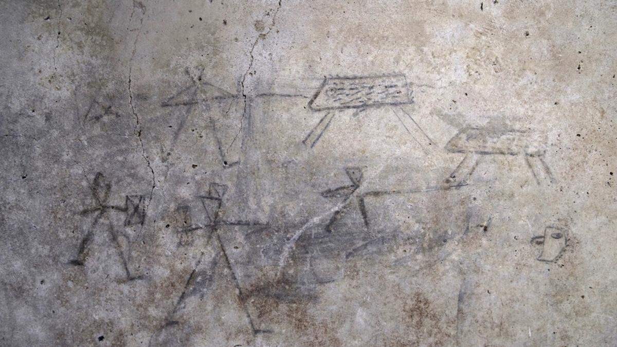  Die einfachen Zeichnungen wurden mit Holzkohle angefertigt. Neben Kämpfen in der Arena gibt es auch Szenen einer Wildschweinjagd