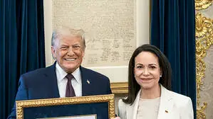 Donald Trump strahlt mit der Nobelpreis-Medaille von Corina Machado um die Wette