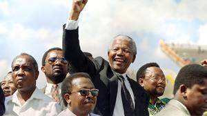 Nelson Mandela wurde 1994 zum Präsidenten Südafrikas gewählt. Davor war der Friedensnobelpreisträger fast 30 Jahre lang als politischer Gefangener inhaftiert gewesen
