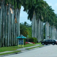 Einfahrt zu Trump International Golf Club  in Palm Beach, Florida.