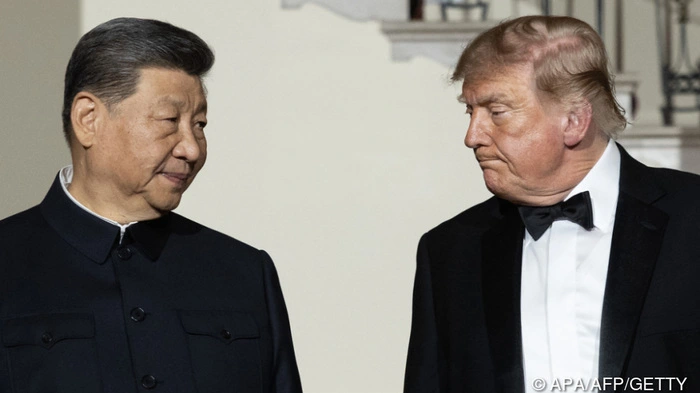 WASHINGTON, DC - SEPTEMBER 24: Chinese President Xi Jinping (L) looks to U.S. President Donald Trump as they descend the grand staircase before a state dinner in the East Room of the White House on September 24, 2026 in Washington, DC. Trump is hosting Xi for a three-day state visit to Washington, DC, where the leaders were expected to discuss trade practices, artificial intelligence and the furthering of "strategic stability" between the two countries. Kevin Dietsch/Getty Images/AFP (Photo by Kevin Dietsch / GETTY IMAGES NORTH AMERICA / Getty Images via AFP)
