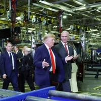 Trump startete seine Wahlkampftour in einem Lkw-Werk in Texas