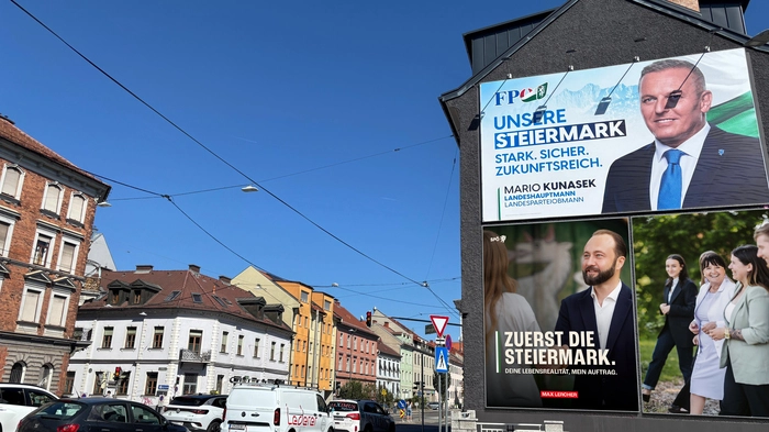 Plakate, Plakate, Plakate – ganz ohne Wahlkampf, auf dieser Hauswand hängt aktuell nur Landeshauptmann Mario Kunasek, die anderen Sujets sind montiert