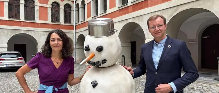 Schneemänner werden in unseren Breiten zur gefährdeten Spezies: Die steirische Grünen-Chefin Sandra Krautwaschl mit Klimaforscher Gottfried Kirchengast