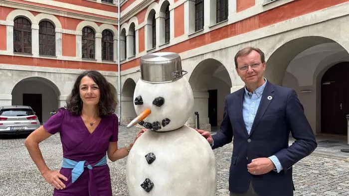 Schneemänner werden in unseren Breiten zur gefährdeten Spezies: Die steirische Grünen-Chefin Sandra Krautwaschl mit Klimaforscher Gottfried Kirchengast